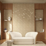 Luxe woonkamer met Moooi Woodblock Beetle Fern behang, sierlijke verlichting en een crèmekleurige designbank.