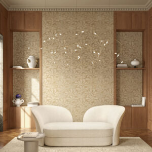 Luxe woonkamer met Moooi Woodblock Beetle Fern behang, sierlijke verlichting en een crèmekleurige designbank.