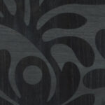 Donker houten oppervlak met een gestileerd kever- en varenpatroon uit de Moooi Woodblock Beetle Fern MO5022 collectie.