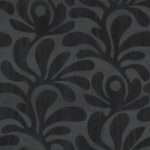 Donker decoratief patroon van de Moooi Woodblock Beetle Fern in de kleur ebony met organische, bladachtige vormen.