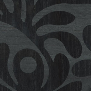 Donker houten oppervlak met een gestileerd kever- en varenpatroon uit de Moooi Woodblock Beetle Fern MO5022 collectie.