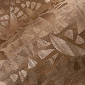 Detailopname van het houten oppervlak van het Moooi Woodblock Beetle Flora MO5061 ontwerp met ingegraveerde blad- en bloemvormen.