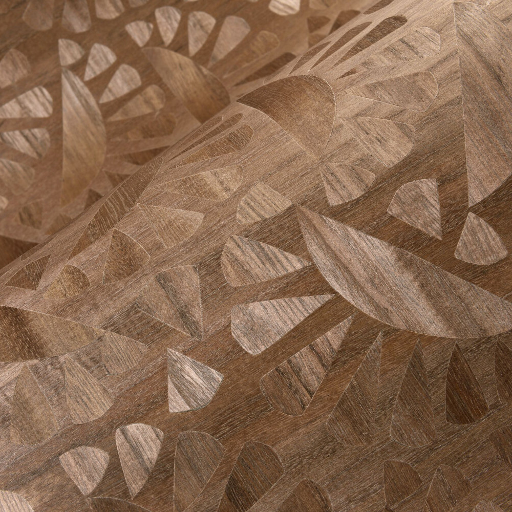 Detailopname van het houten oppervlak van het Moooi Woodblock Beetle Flora MO5061 ontwerp met ingegraveerde blad- en bloemvormen.