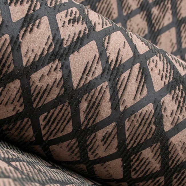 Close-up van het Moooi-behang Aristo Quagga met een patroon van zwarte ruitvormen en textuur op een bruine achtergrond.