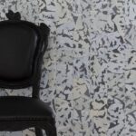 Zwart klassieke stoel voor Moooi-behang met abstract grijs en beige Armoured Boar-patroon.