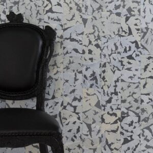 Zwart klassieke stoel voor Moooi-behang met abstract grijs en beige Armoured Boar-patroon.