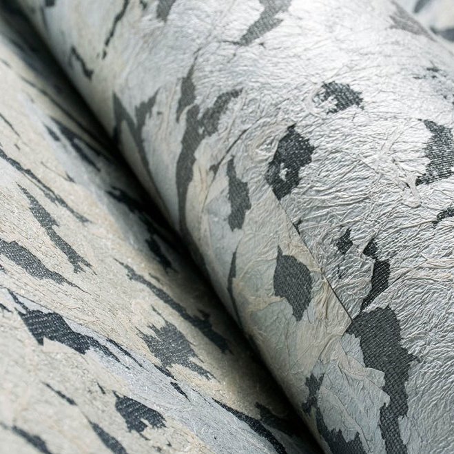 Detailopname van Moooi-behang ‘Armoured Boar’ met een zilverkleurige, metallic textuur en abstract camouflagepatroon.