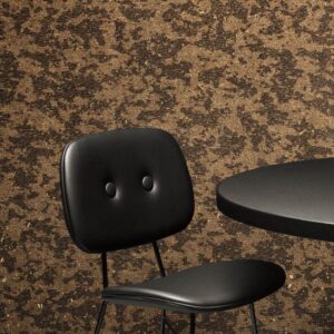 Zwarte designstoel en tafel voor een muur met bruin Moooi Bearded Leopard behang.