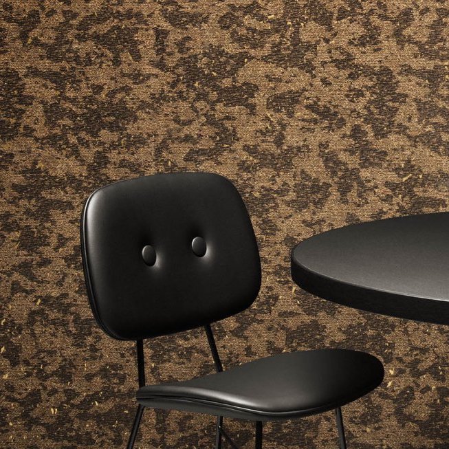 Zwarte designstoel en tafel voor een muur met bruin Moooi Bearded Leopard behang.