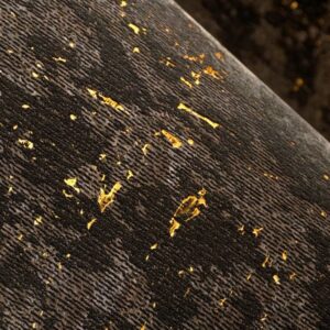 Close-up van het Moooi Bearded Leopard behang met een donker patroon en gouden accenten.