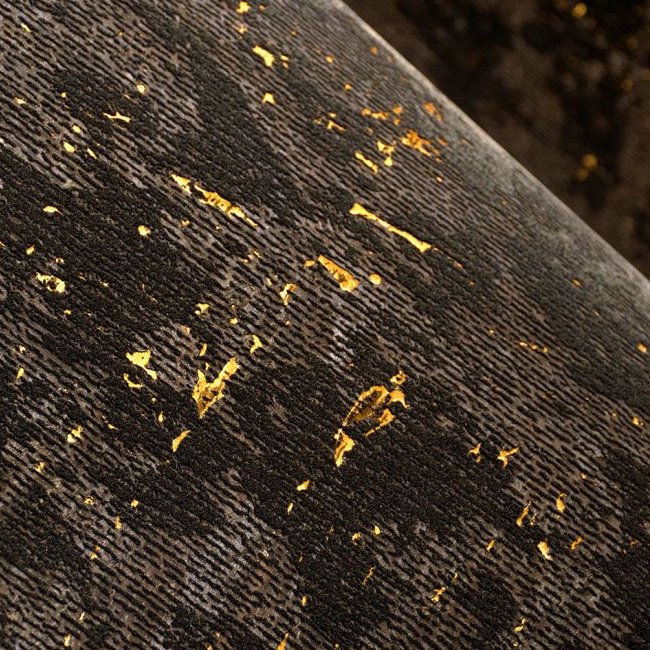 Close-up van het Moooi Bearded Leopard behang met een donker patroon en gouden accenten.