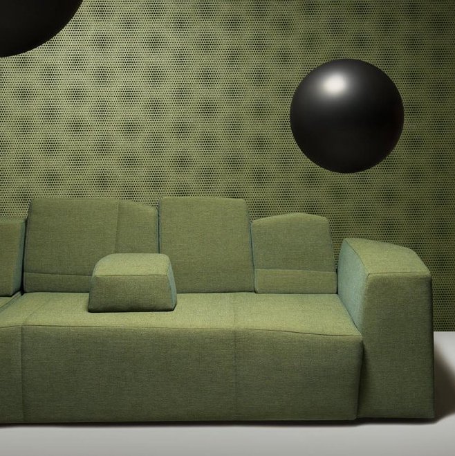 Groene bank voor een muur met het grafisch patroon van Moooi-behang Blooming Seadragon.