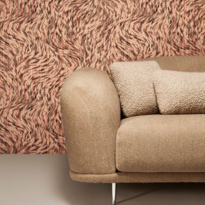 Beige bank voor een muur met het roze-bruine Moooi-behang Blushing Sloth met abstract patroon.