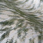 Close-up van het Moooi-behang Blushing Sloth met een textuurpatroon in groene en beige tinten.