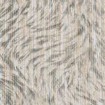 Behangpatroon Moooi Blushing Sloth MO2041 Smoke met een abstracte, verticale streepvorm en subtiel dierlijk motief in beige en grijstinten.