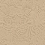 Beige behang met een elegant, reliëfachtig patroon geïnspireerd op de veren van een dodo, uit de Moooi Dodo Pavone MO2092 collectie.