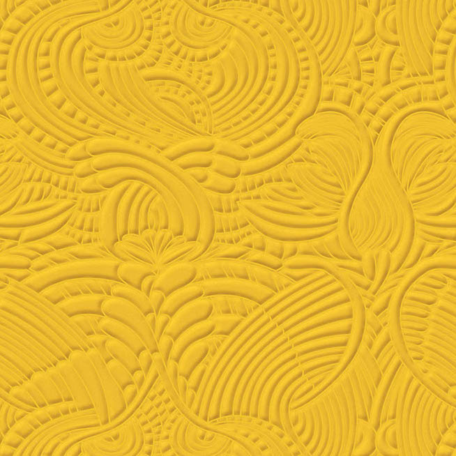 Geel behang met een reliëfpatroon van gestileerde veren en sierlijke lijnen uit de Moooi Dodo Pavone collectie.