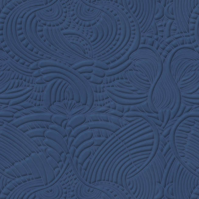 Donkerblauw Moooi-behang met een reliëfpatroon geïnspireerd op veren en sierlijke vormen uit het Dodo Pavone-ontwerp.