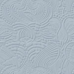 Poederblauw Moooi-behang met een reliëfachtig patroon van gestileerde veren en golvende lijnen in het Dodo Pavone ontwerp.