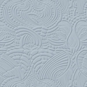 Poederblauw Moooi-behang met een reliëfachtig patroon van gestileerde veren en golvende lijnen in het Dodo Pavone ontwerp.