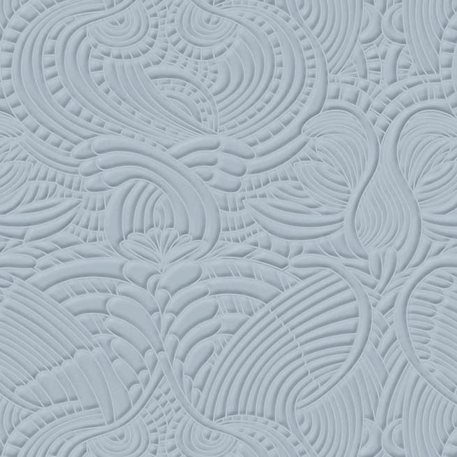 Poederblauw Moooi-behang met een reliëfachtig patroon van gestileerde veren en golvende lijnen in het Dodo Pavone ontwerp.