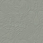 Reliefachtig behang met een gestileerd patroon van Dodo Pavone in een zachte celadon-kleur.