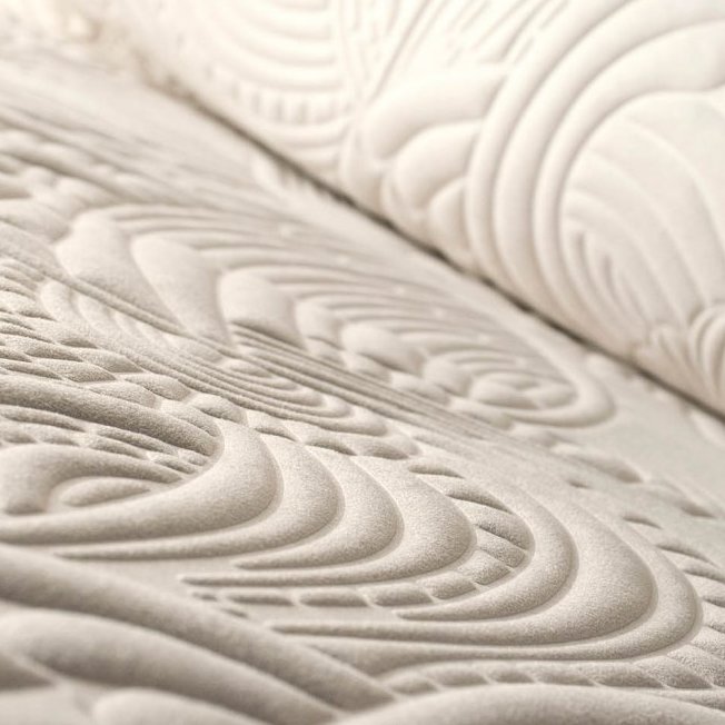 Close-up van het Moooi Dodo Pavone behang met een reliëfpatroon in organische, golvende vormen.