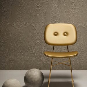 Gouden designstoel voor een muur met reliëfbehang uit de Moooi Dwarf Rhino collectie.