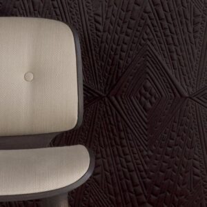 Beige stoel voor donkerbruin Moooi Dwarf Rhino-behang met geometrisch reliëfpatroon.