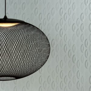 Zwarte draadlamp hangt voor reliëfbehang met organisch 'Flying Coral Fish'-patroon van Moooi.