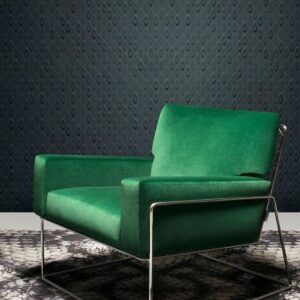 Groene fauteuil met metalen frame voor een donkere muur met Moooi Flying Coral Fish behang.