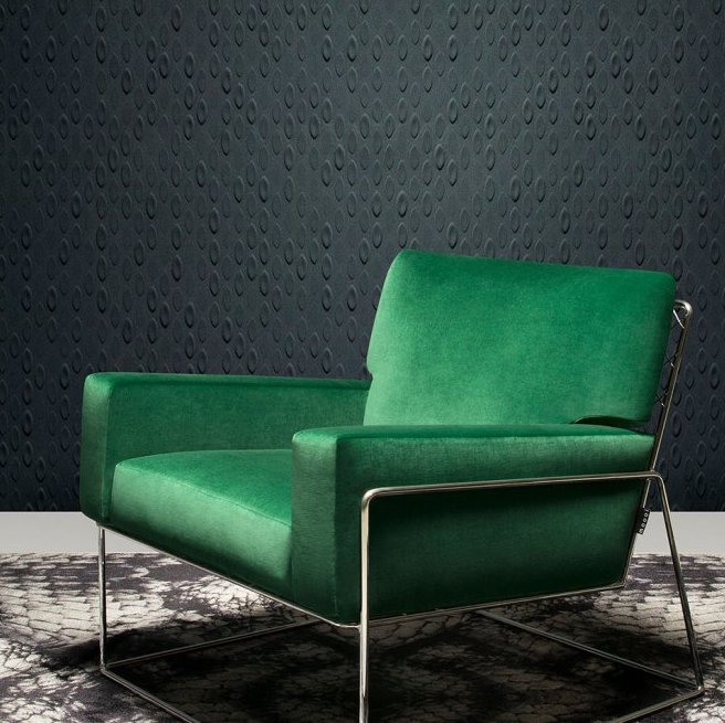 Groene fauteuil met metalen frame voor een donkere muur met Moooi Flying Coral Fish behang.