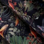 Donker behang met kleurrijke planten, bloemen en fantasiedieren uit de Moooi-collectie Menagerie of Extinct.