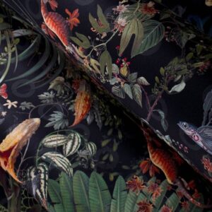 Donker behang met kleurrijke planten, bloemen en fantasiedieren uit de Moooi-collectie Menagerie of Extinct.
