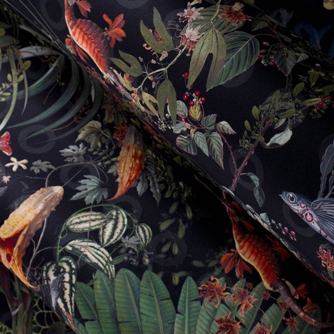 Donker behang met kleurrijke planten, bloemen en fantasiedieren uit de Moooi-collectie Menagerie of Extinct.