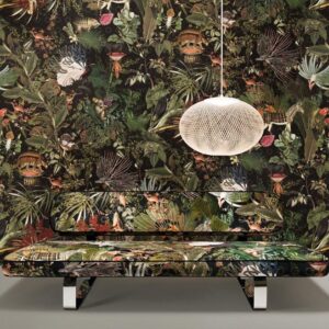Designbank en muur met kleurrijk, gedetailleerd Moooi-behang 'Menagerie of Extinct' met exotische planten en dieren.