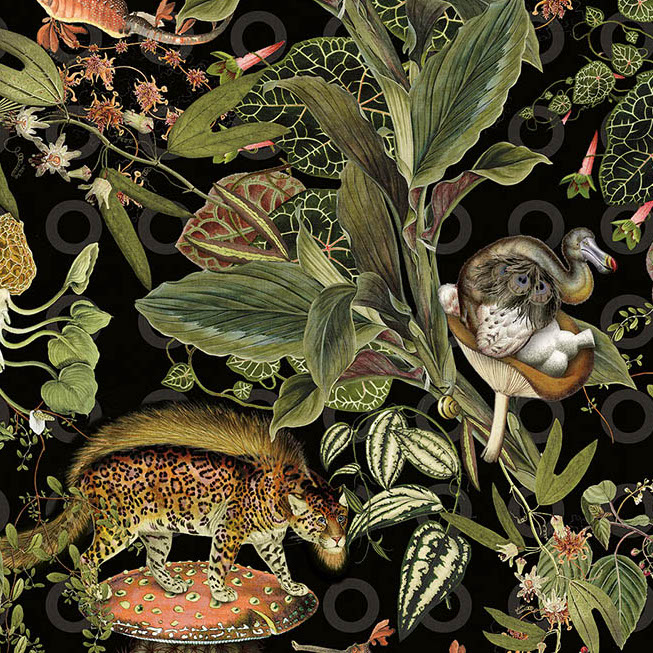 Illustratief behangontwerp met uitgestorven dieren, weelderige planten en fantasierijke details op een donkere achtergrond.