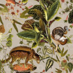 Gedetailleerd behangpatroon uit de Moooi-serie "Menagerie of Extinct" met uitgestorven dieren, exotische planten en paddenstoelen op een beige achtergrond.