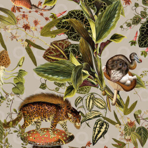 Gedetailleerd behangpatroon uit de Moooi-serie "Menagerie of Extinct" met uitgestorven dieren, exotische planten en paddenstoelen op een beige achtergrond.