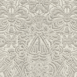 Reliefachtig behangpatroon van Moooi Mimic Moth MO4003 in dodo-kleur, met gestileerde mot- en bloemvormen.