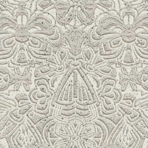 Reliefachtig behangpatroon van Moooi Mimic Moth MO4003 in dodo-kleur, met gestileerde mot- en bloemvormen.