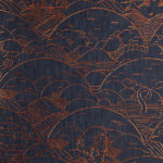 Donkerblauw Moooi-behang met koperkleurige lijnen die een Japans geïnspireerd berglandschap, wolken en een makaak afbeelden.