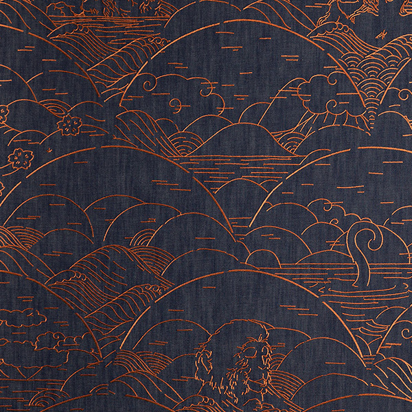 Donkerblauw Moooi-behang met koperkleurige lijnen die een Japans geïnspireerd berglandschap, wolken en een makaak afbeelden.