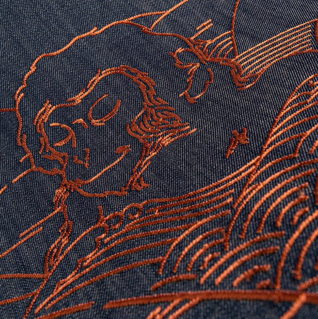 Detail van het Moooi-behang Tokyo Blue Indigo Macaque met een koperkleurige lijntekening van een makaak op donkerblauwe achtergrond.