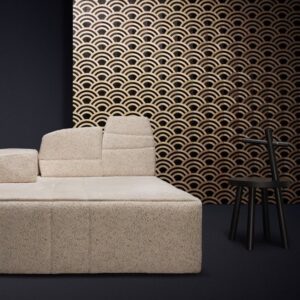 Beige bank voor een wand met het zwart-gouden patroonbehang Moooi Tokyo Blue Lucky O's.