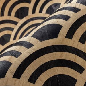 Detail van Moooi-behang Tokyo Blue Lucky O's met een patroon van zwart-blauwe en beige halve cirkels in lagen.