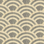Behang met een herhalend patroon van grijze en beige waaiervormen uit de Moooi Tokyo Blue Lucky O's collectie.