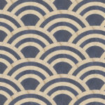 Behangpatroon Tokyo Blue Lucky O's van Moooi met golvende halve cirkels in blauw en beige houtstructuur.