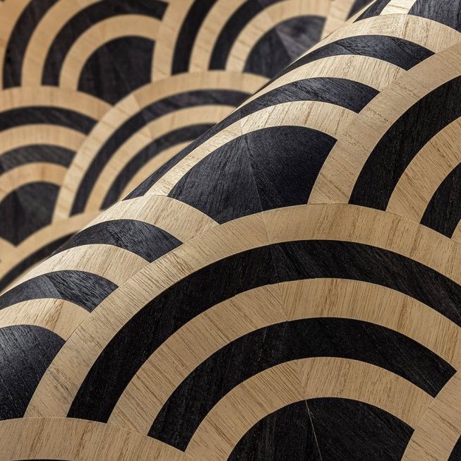 Detail van Moooi-behang Tokyo Blue Lucky O's met een patroon van zwart-blauwe en beige halve cirkels in lagen.