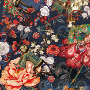 Decoratief behang met kleurrijke bloemen, bladeren en apen in kleding op een donkerblauwe achtergrond uit de Moooi Tokyo Blue collectie.
